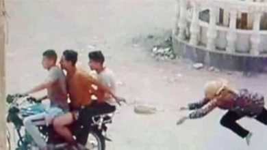 Photo of صورة صادمة… 3 شبان يسحلون سيّدة في الشارع!