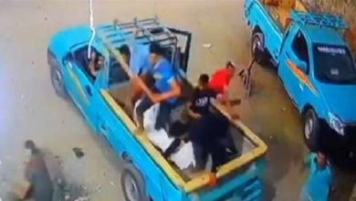 Photo of هجموا على منزل موظف وأبرحوه ضربًا أمام طفلته حتى دخل بغيبوبة!