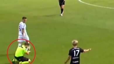 Photo of حكم يجثو على ركبتيه مطالبا السماح من لاعب.. شاهدوا ماذا جرى
