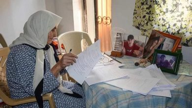 Photo of قصة كفاح الجدة نجلاء كي تنهي دراستها الجامعية… عملت في جني الزيتون والليمون لتغطية مصاريفها