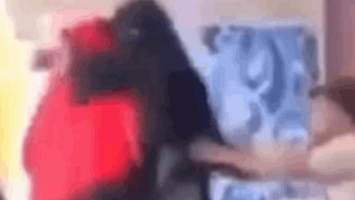 Photo of منتقبة تحتضن فناناً عربياً مشهوراً.. ماذا جرى؟