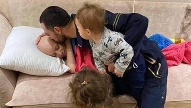 Photo of “قبلة الوداع الأخيرة”… فلسطيني يودع نجله المصاب بالسرطان قبيل اعتقاله