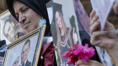 Photo of “ما تخلوهم يطيروا التحقيق”… إعتصام لـ أهالي شهداء المرفأ