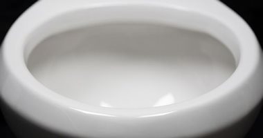 Photo of محكمة سنغافورية تسجن خادمة أعدت إناء للشرب بماء من المرحاض.. اعرف حكايتها