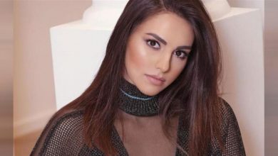 Photo of فاليري أبو شقرا بصورة عفوية مع زوجها وطفلتيها التوأم