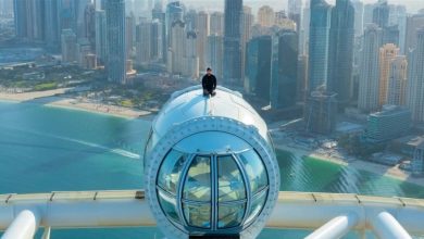 Photo of ولي عهد دبي يجلس فوق أكبر عجلة مشاهدة بالعالم في الإمارات (فيديو)