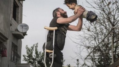 Photo of صورة مؤلمة لأب وابنه تفوز بجائزة دولية