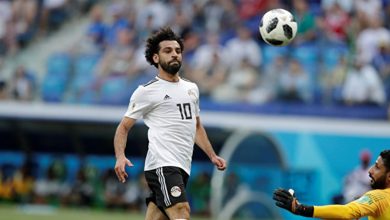 Photo of مشجع يقطع مباراة لالتقاط صور مع محمد صلاح