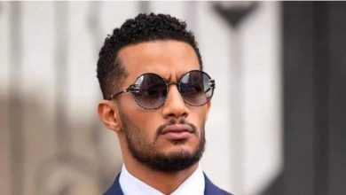 Photo of محمد رمضان يثير الجدل من جديد ويصلي في مدينة الأثرياء.. وإرتدى بدلة بظهر مكشوف (فيديو وصور)