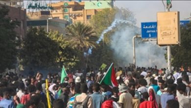 Photo of آلاف المحتجين يصلون إلى محيط القصر الرئاسي بالخرطوم