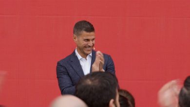 Photo of لمناسبة العام الجديد… رجل أعمال يوزع مليون يورو هدية على موظفيه!
