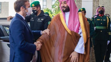 Photo of ولي العهد السعودي الأمير محمد بن سلمان يستقبل الرئيس الفرنسي إيمانويل ماكرون