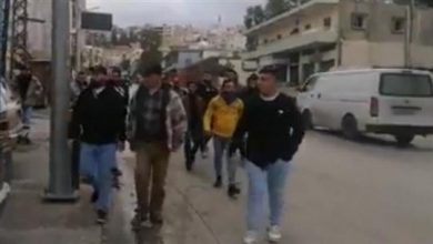 Photo of محتجون اقفلوا محال صيرفة في حلبا رفضت تصريف المئة دولار القديمة