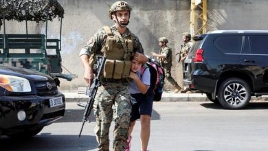 Photo of الجيش: صورة عسكري ينقذ طفلًا في بيروت صنفت من ضمن إحدى صور العام