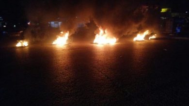 Photo of بالصّورة: قطع تقاطع ايليا بالإطارات المشتعلة