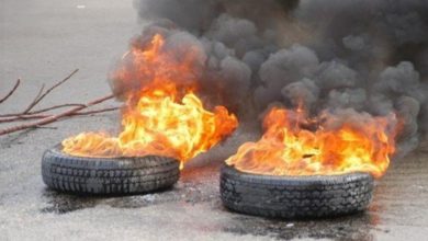 Photo of قطع الكورنيش البحري في صور بالإطارات المشتعلة