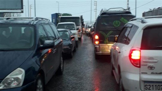 Photo of زحمة سير خانقة على طريق ضهر البيدر