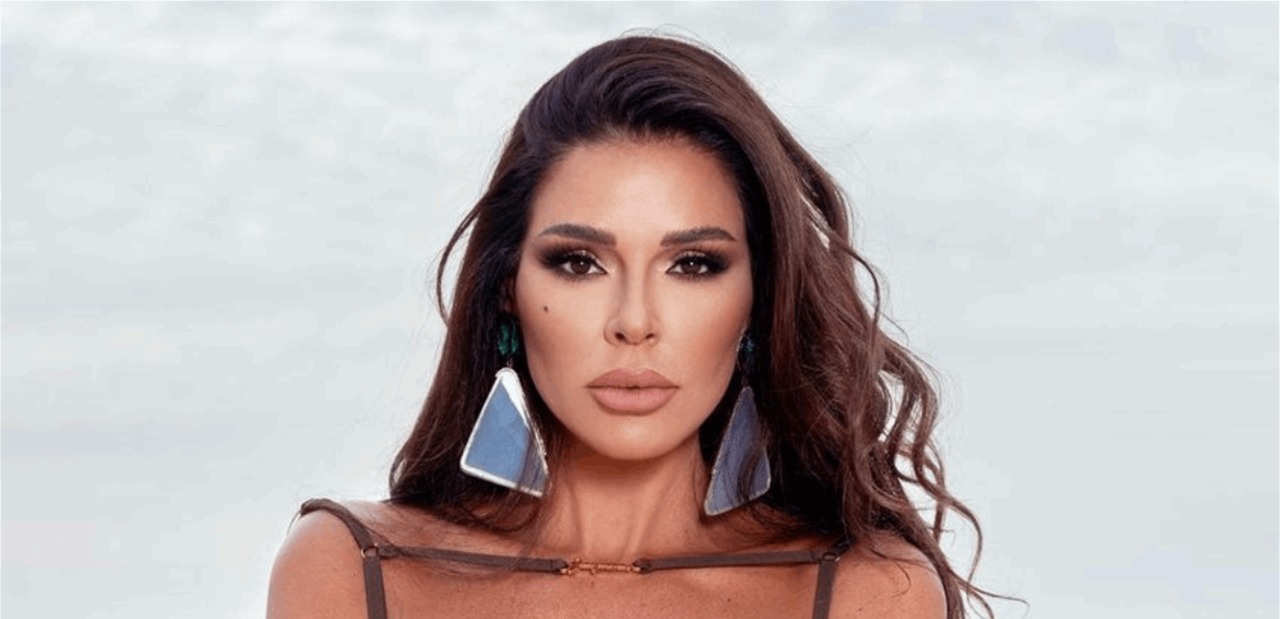 Photo of مذيعة طقس الـ”ال بي سي” السابقة تخطف الانظار بجلسة تصوير مثيرة… ظهرت بروب نوم أزرق ويزبك وهبة يُعلٌّق: “الله الله” (صور وفيديو)