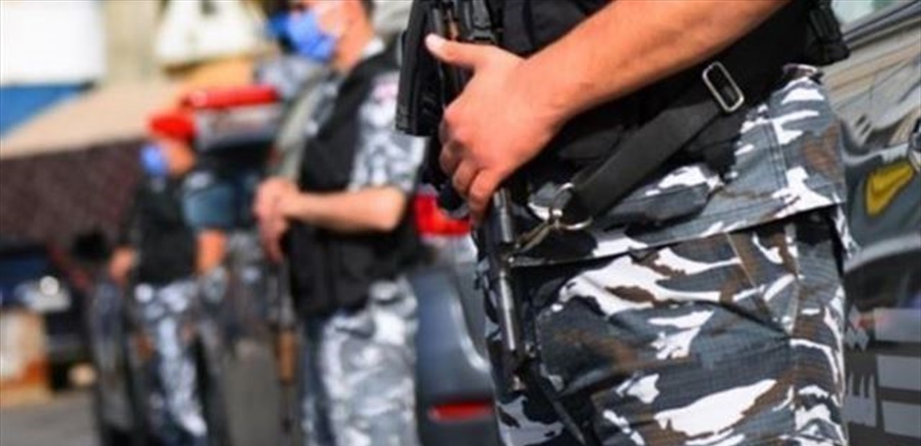Photo of صورة للاحزمة الناسفة والمتفجرات والاسلحة التي تمّ ضبطها مع الشبكة الارهابية… وهذه الاماكن التي كانت ستستهدفها