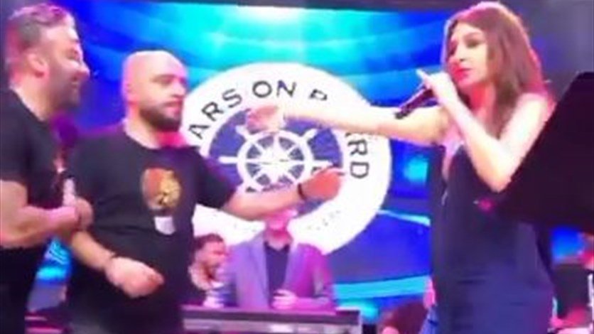Photo of موقف طريف بين اليسا وفنانين لبنانيين على المسرح: “يللا روحوا لمحلّاتكن”