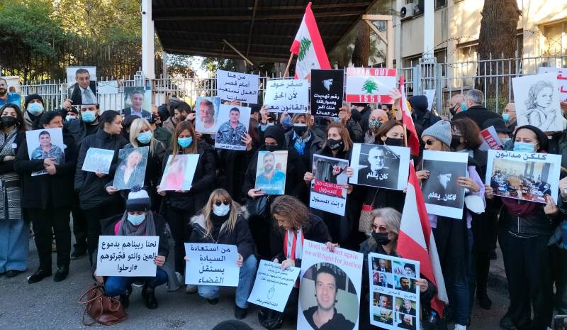 Photo of بين النار المشتعلة.. صرخة أهالي شهداء المرفأ تخرق قصر العدل: من فجّر المرفأ؟