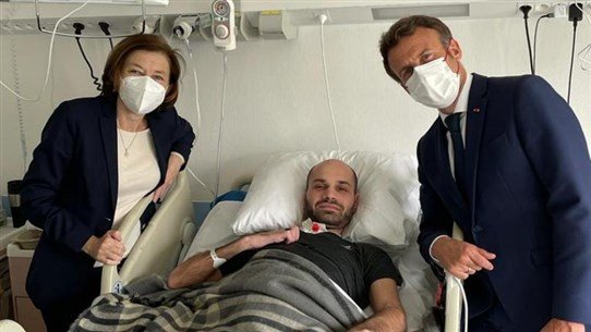 Photo of بصورة “معبّرة” ماكرون “يُفاجئ” عسكري في الجيش اللبناني