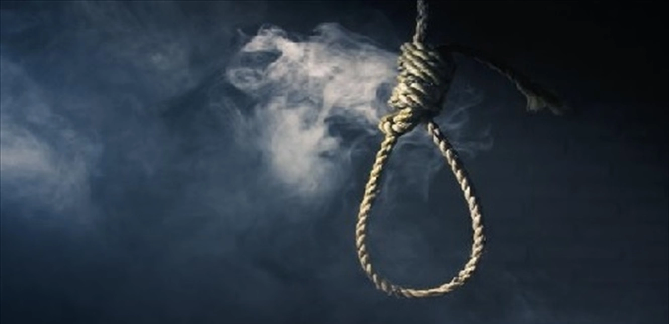 Photo of حادثة تدمي القلب.. شنق نفسه أمام منزل حبيبته وهذا ما كتبه! (صورة)