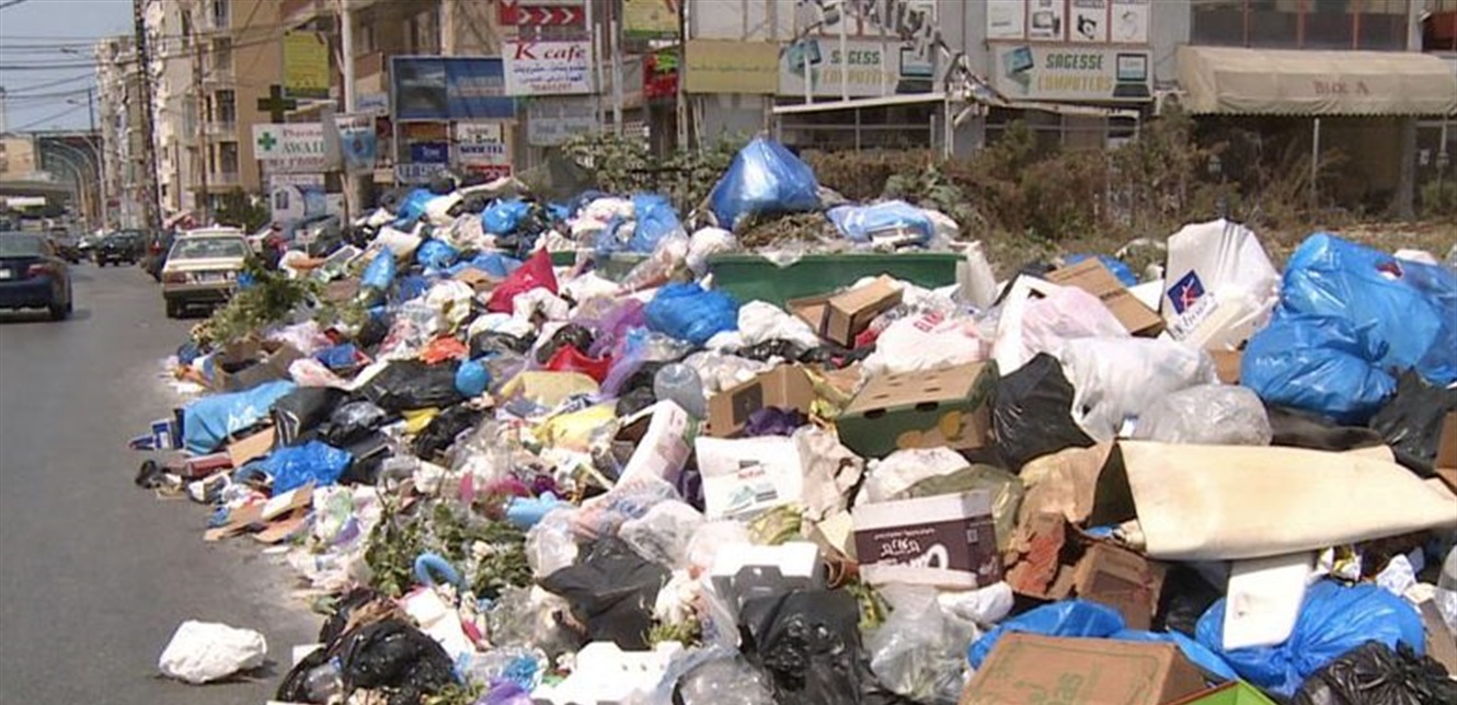 Photo of النفايات تتراكم في الشوارع.. وهذا ما قاله وزير البيئة