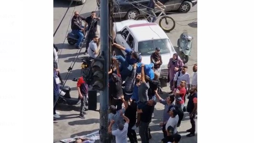 Photo of إصابة شاب أثناء تعليق صورة لمرشح في مدينة طرابلس