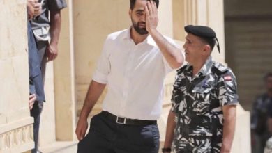 Photo of النائب فراس حمدان يضع يده على عينه قبل دخوله إلى مجلس النواب