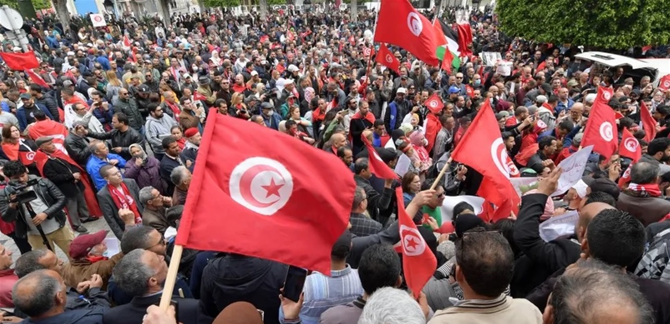 Photo of لجنة انتخابات جديدة في تونس.. الرئيس يطيح أتباع “النهضة”