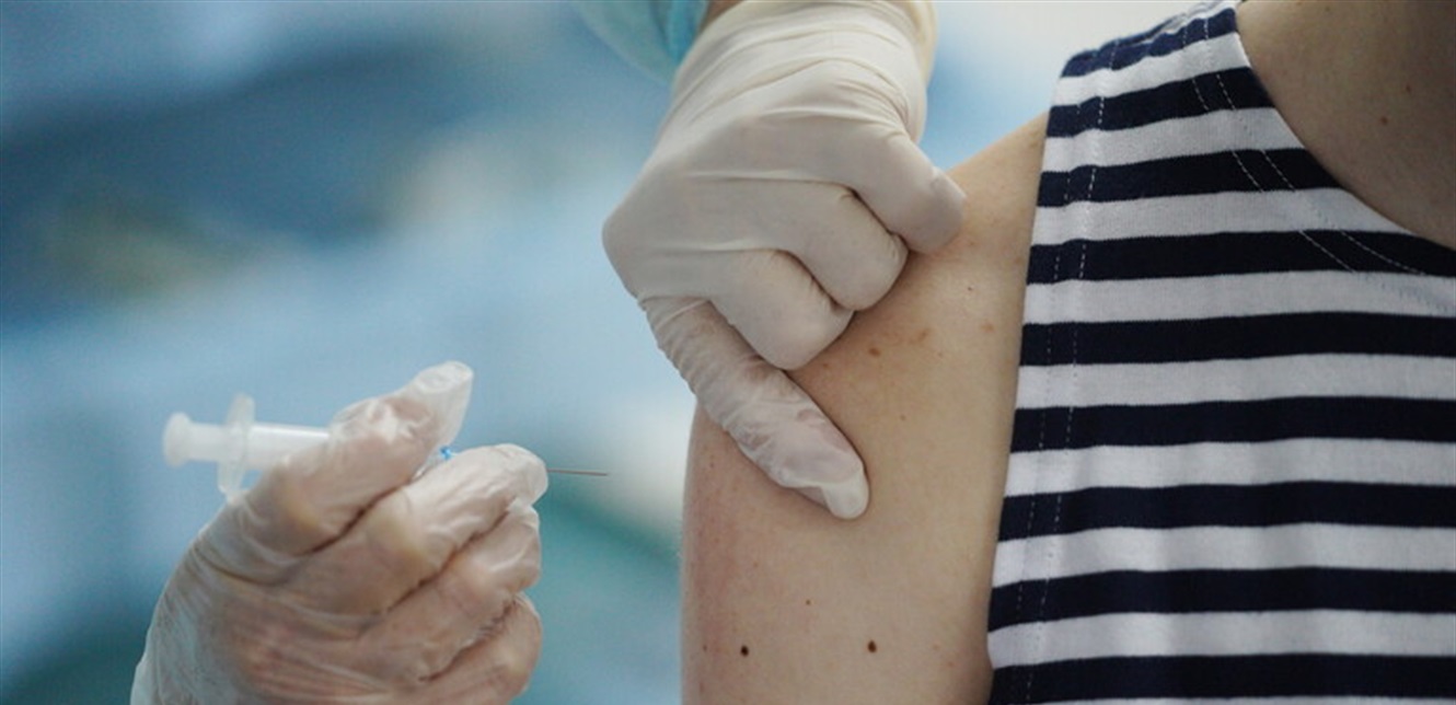 Photo of التطعيم والإصابة بـ”أوميكرون”… دراستان جديدتان تزفان خبرا سارا
