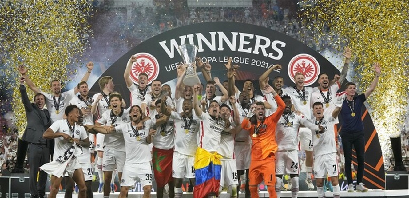 Photo of آينتراخت فرانكفورت يرفع كأس الدوري الأوروبي للمرة الثانية في تاريخه!