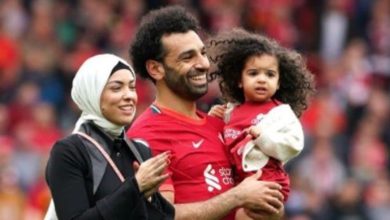 Photo of محمد صلاح يعانق إمرأة شقراء بحضور زوجته وأمام الملايين… من هي؟