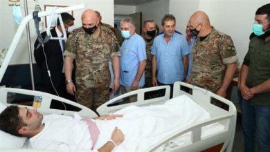 Photo of بعدما أفاق من غيبوبته.. قائد الجيش يعود الجندي صقر