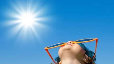 Photo of في الصيف… هل يجب على الأطفال ارتداء النظارات الشمسية ووضع واق من الشمس.
