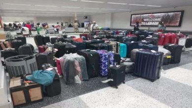 Photo of بسبب وصول عدد من الطائرات في نفس الوقت.. عشرات الحقائب مكدسة ومتروكة في المطار!