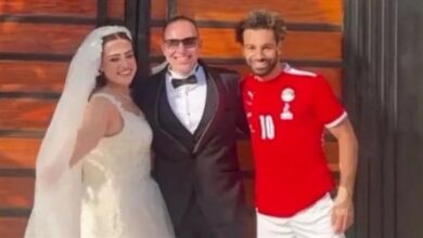 Photo of صلاح يفاجئ عروسين مصريين خلال زفافهما