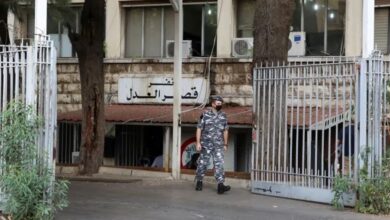 Photo of التوتر مستمر امام قصر العدل… اطلاق نار في الهواء وتكسير آلية للجيش!