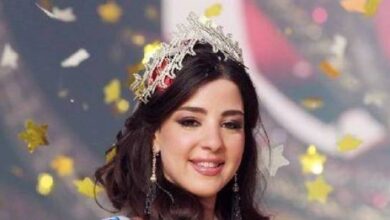 Photo of ملكة جمال لبنان السابقة بإطلالة شبابية بالجينز والتوب المكشوفة (صور)