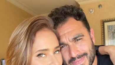 Photo of حضرت الممثلة المصرية نيللي كريم مهرجان القاهرة للدراما وحيدة، إذ لم يرافقها زوجها لاعب السكواش السابق هشام عاشور كما جرت العادة في مختلف المناسبات، وهو ما اعاد شائعات انفصالهما الى الواجهة.   Advertisement  وتساءل رواد مواقع التواصل الإجتماعي  عن غياب زوج نيللي كريم وعدم حضوره معها.  وفي الآونى الأخيرة، كثر الحديث عن انفصال الممثلة المصرية عن زوجها، بعدما حذف عاشور حسابه عن موقع انستغرام، ألا انه كان لافتا نشر نيللي في الوقت نفسه صورة لهما معا مع إيموجي قلوب، مما اعتبره المتابعون رد غير مباشر على الخبر.