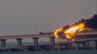 Photo of بالفيديو والصور – حريق في صهريج وقود عند جسر كيرتش في شبه جزيرة القرم وتوقف حركة السير على الجسر