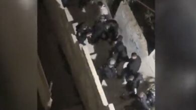 Photo of بالفيديو – قوات الاحتلال تقتحم منزل عائلة الشهيد خيري علقم منفذ هجوم القدس امس وتعتقل عدداً من أفراد عائلته