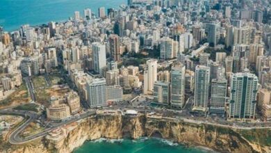 Photo of صورة تُدمي القلوب.. طفلان يفترشان الطريق!