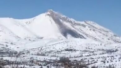 Photo of بالفيديو: دخان ينبعث من جبل في تركيا بعد الزلزال