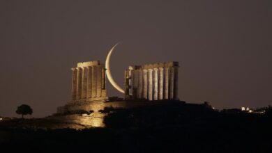 Photo of هلال القمر داخل المعبد اليوناني