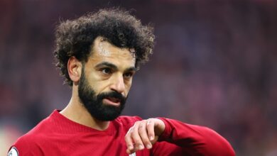 Photo of محمد صلاح في جلسة تصوير بملابس “غريبة”… والجمهور: “بيفكرنا بفانوس رمضان” (صور)