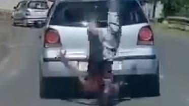 Photo of مشهد صادم.. فتى يقف على سطح سيارة مسرعة قبل أن يسقط ميتا