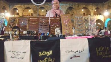 Photo of تُطرّز شعارات الأزمات على الحقائب بطريقة ساخرة ولاذعة