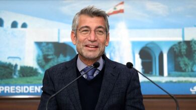 Photo of وزير الطاقة بلباسٍ لافت.. هكذا ظهر داخل الكنيسة (صورة)